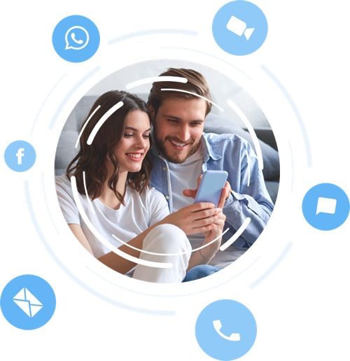 Casal sorrindo e mexendo no celular, com o ícone do Whatsapp, Facebook, E-mail, Telefone, Mensagens e Video em volta.